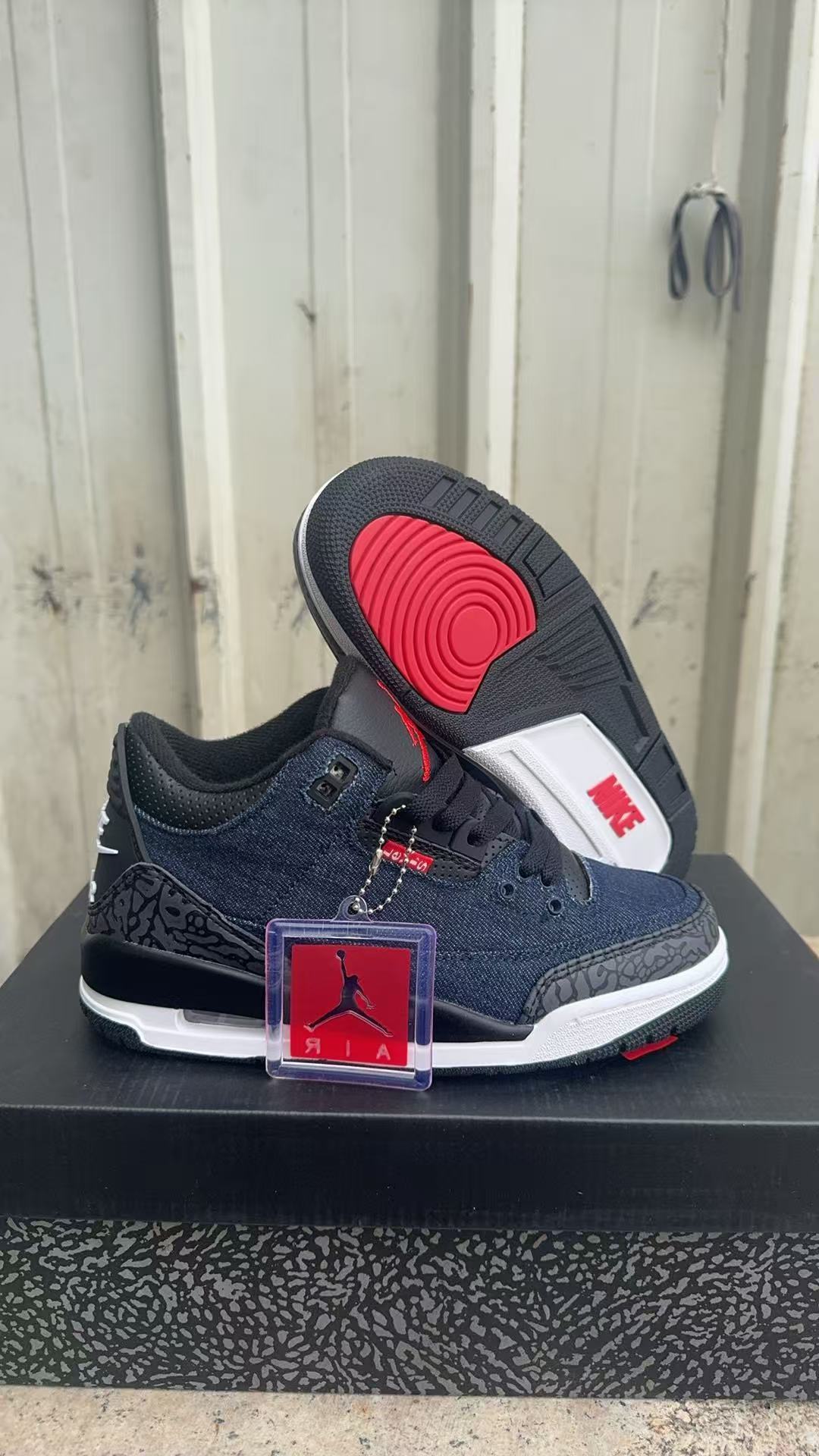 Air Jordan 3 Retro x Levi's Índigo
